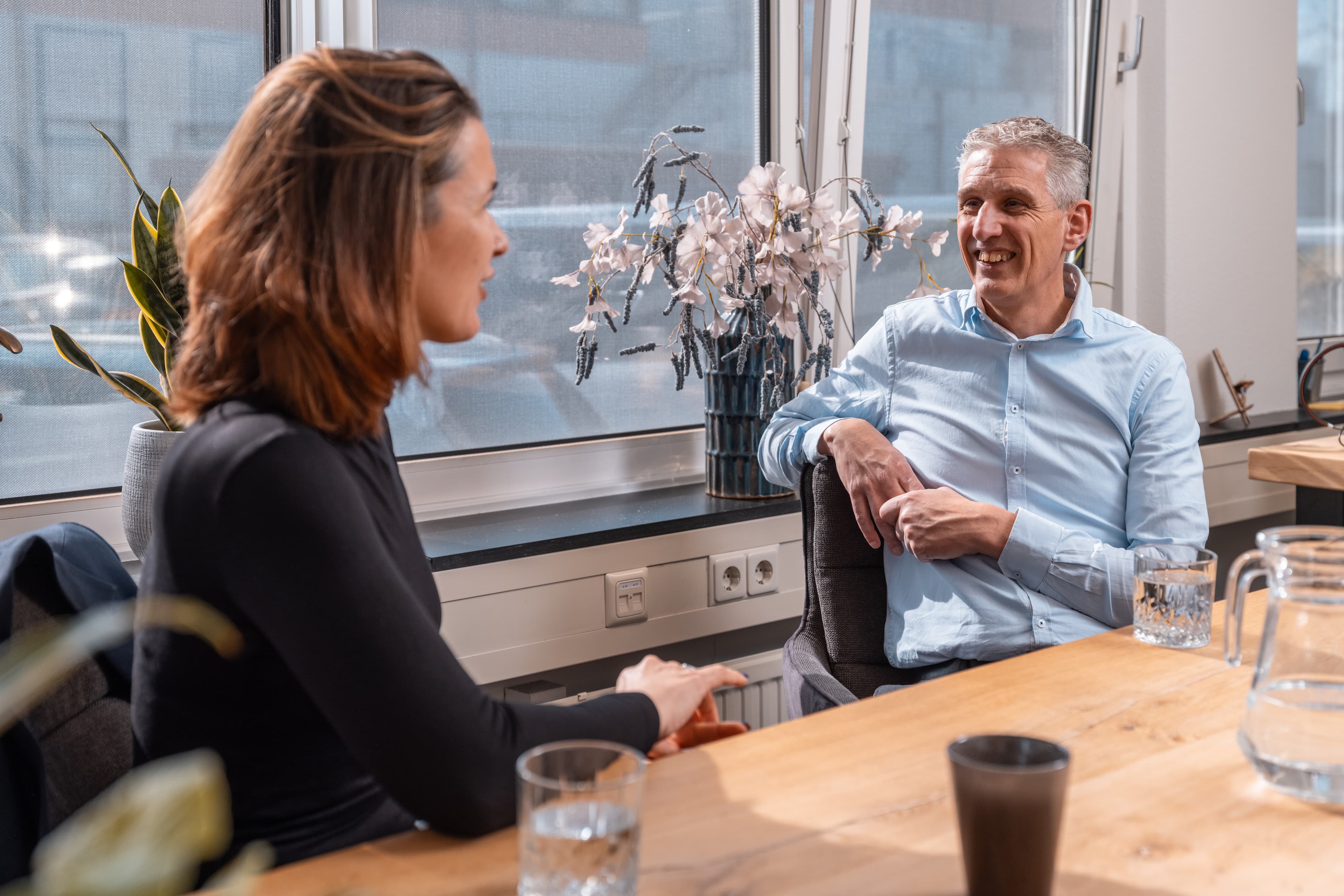 Gesprek tussen collega's over leiderschap en samenwerking